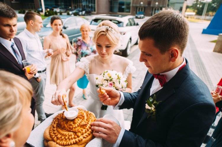 встреча молодожен свадебным кароваем свадебный каровай киев украина